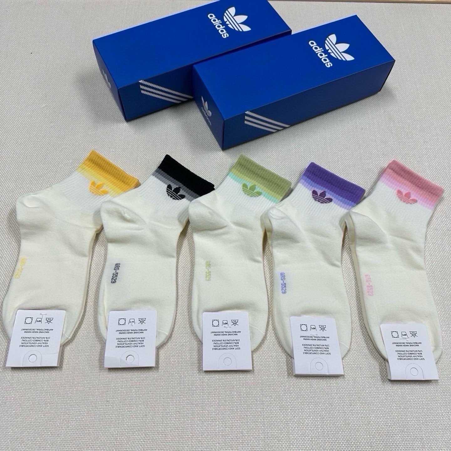 🆕Adidas · 阿迪达斯❗️新品女款中筒袜，火爆全网的三叶草❗️☘️logo超级nice❗️❗️设计惊艳绝伦超级好看
