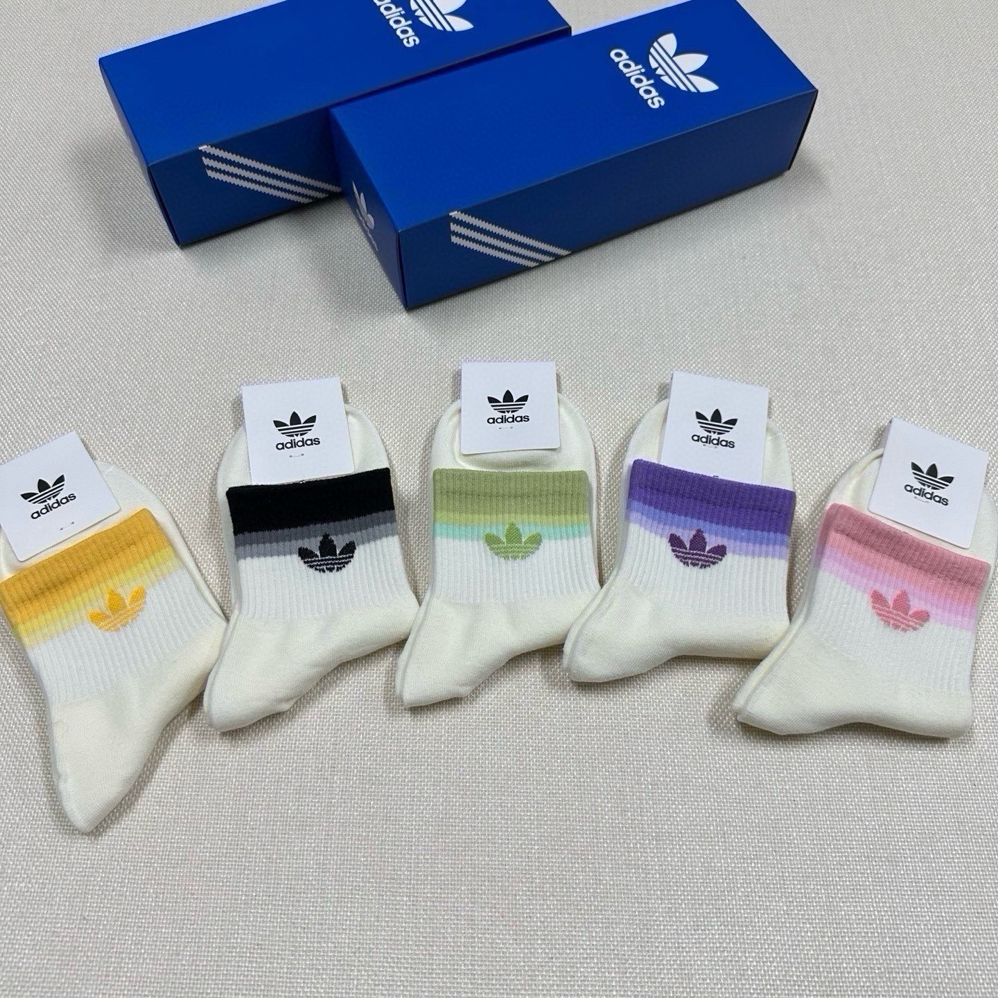 🆕Adidas · 阿迪达斯❗️新品女款中筒袜，火爆全网的三叶草❗️☘️logo超级nice❗️❗️设计惊艳绝伦超级好看