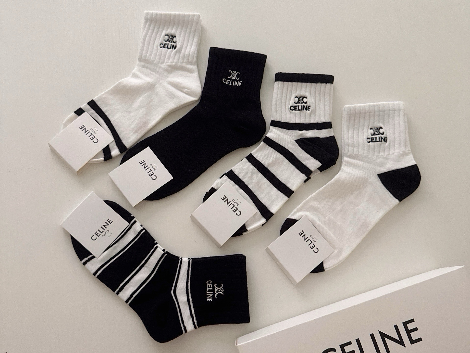 🆕CELINE · 赛琳❗️新品女款中筒袜，【一盒五双】刺绣经典标志，纯棉材质制造，透气舒适，超级nice❗️超火爆小单