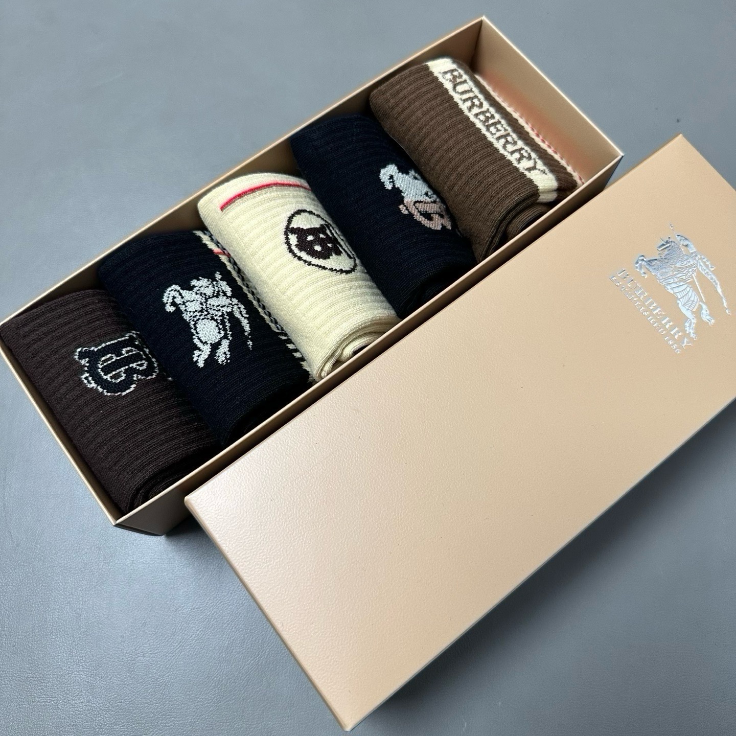 🆕Burberry · 巴宝莉❗️B家新品男款袜子❗️【一盒五双】纯棉材质织造，柔软舒适，提花经典品牌全称字母搭配永不落
