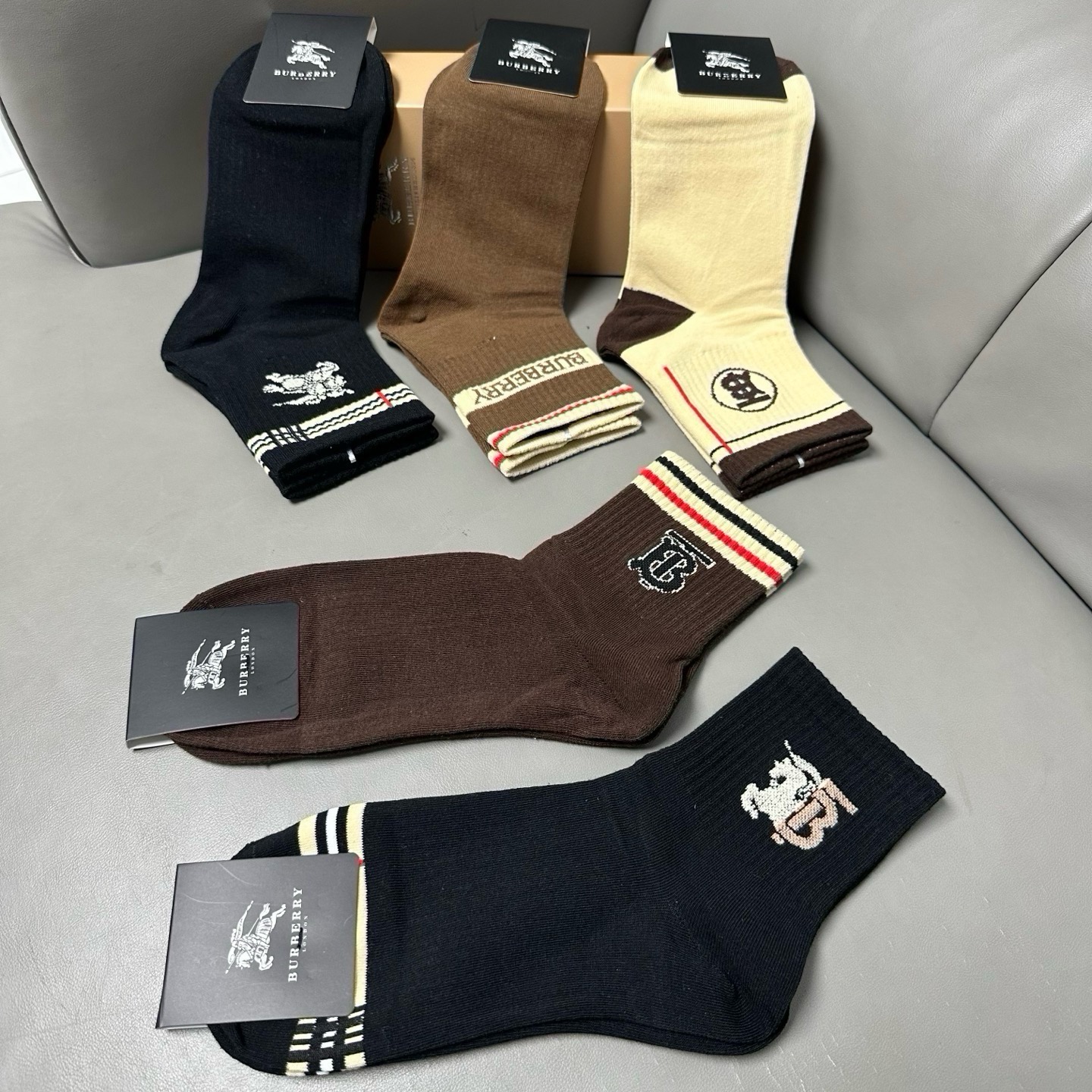 🆕Burberry · 巴宝莉❗️B家新品男款袜子❗️【一盒五双】纯棉材质织造，柔软舒适，提花经典品牌全称字母搭配永不落