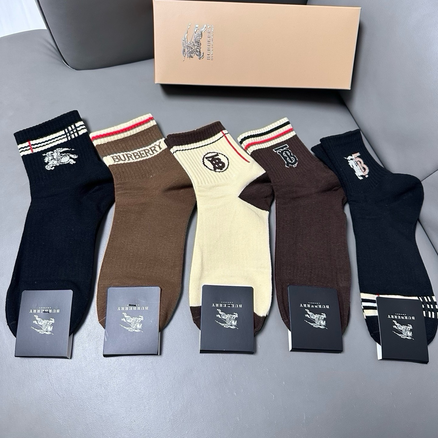 🆕Burberry · 巴宝莉❗️B家新品男款袜子❗️【一盒五双】纯棉材质织造，柔软舒适，提花经典品牌全称字母搭配永不落