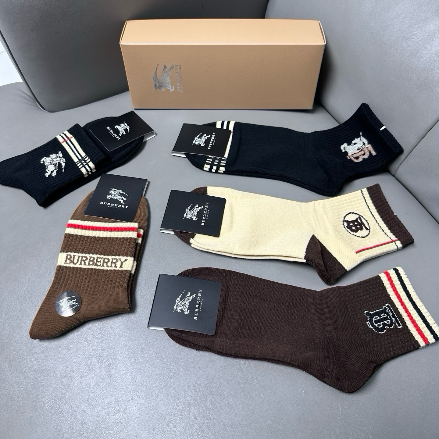 🆕Burberry · 巴宝莉❗️B家新品男款袜子❗️【一盒五双】纯棉材质织造，柔软舒适，提花经典品牌全称字母搭配永不落