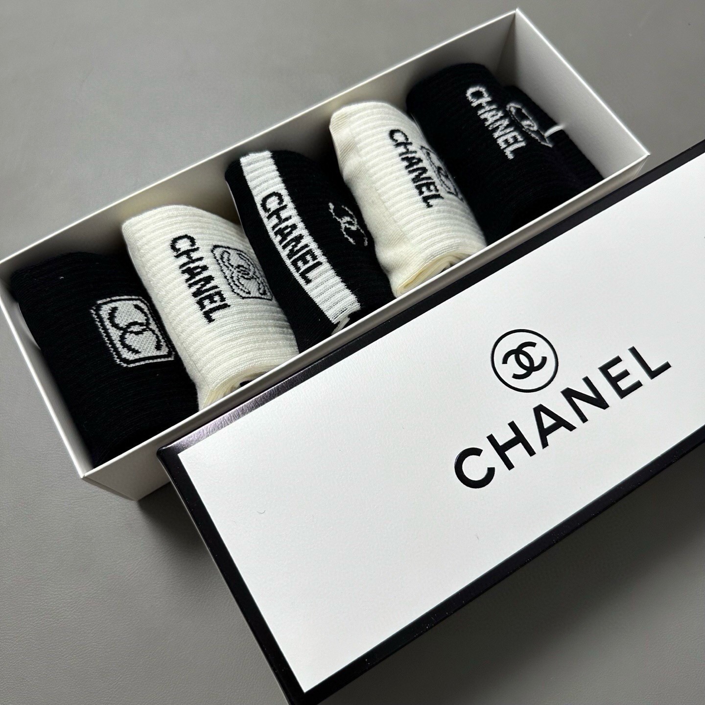 🆕Chanel · 香奈儿❗️香奶奶家新品女款中筒袜子❗️【一盒五双】纯棉材质，柔软舒适透气，提花经典标志，炒鸡nice