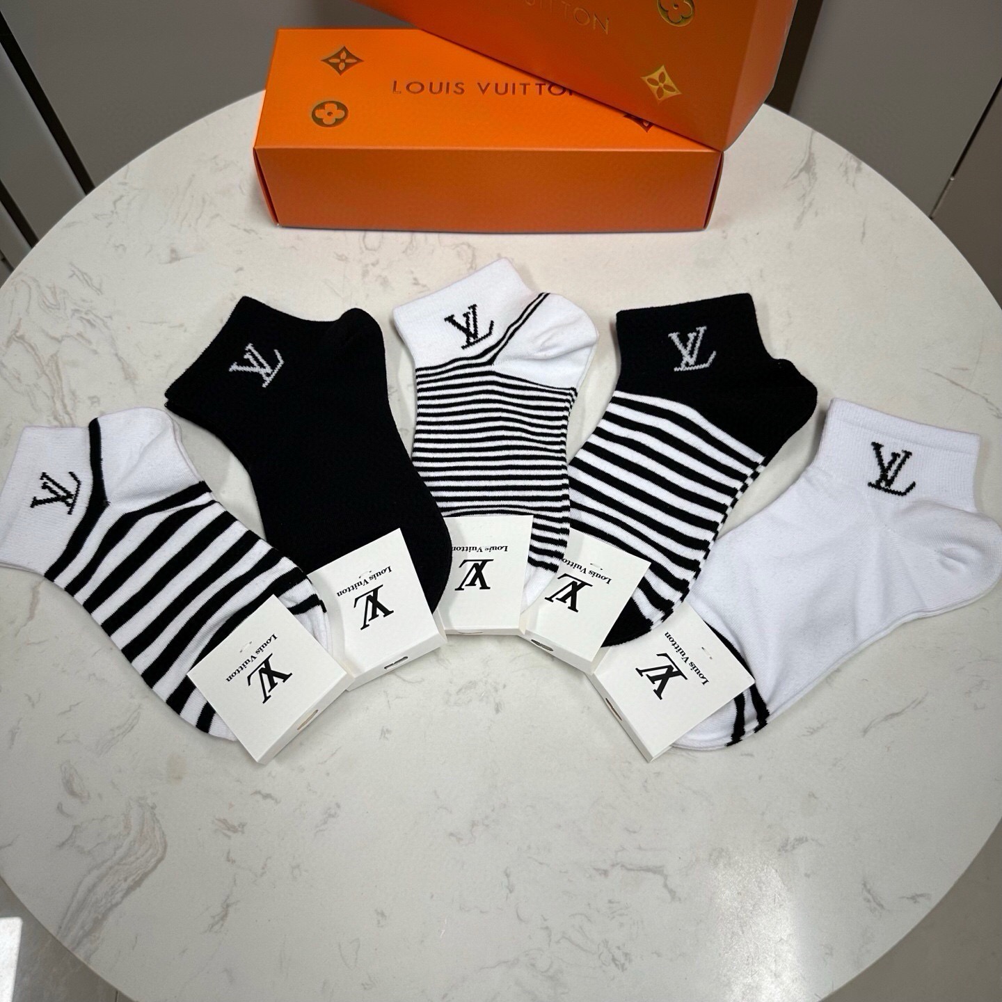 🆕 Louis Vuitton · 路易威登❗️驴家新品女款袜子❗️【一盒五双】纯棉材质，柔软舒适，提花经典LV标志，炒