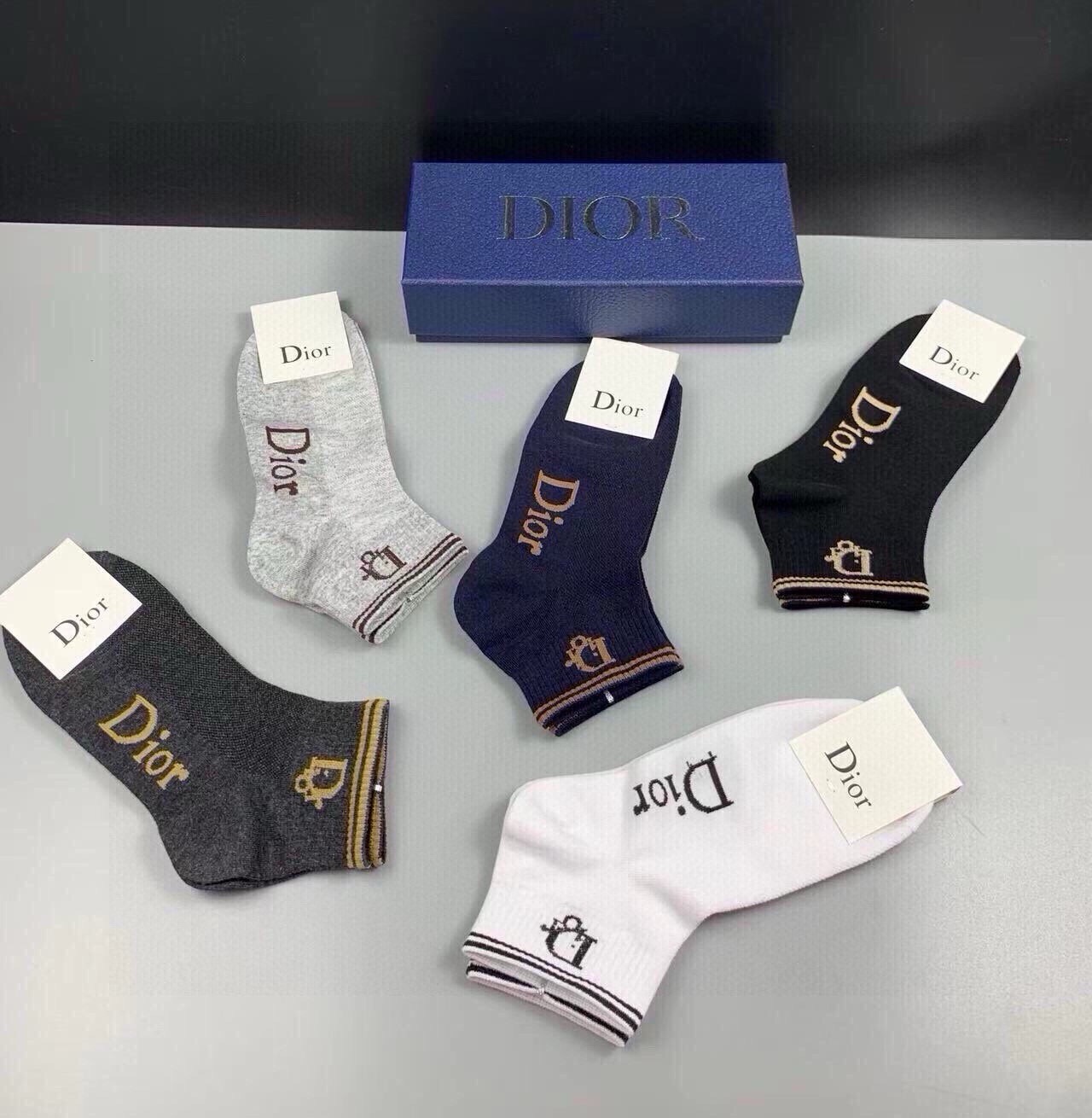 🆕Dior · 迪奥❗️D家新品短款袜子❗️【一盒五双】纯棉材质，上脚柔软舒适，经典的D家字母logo，炒鸡nice❗️