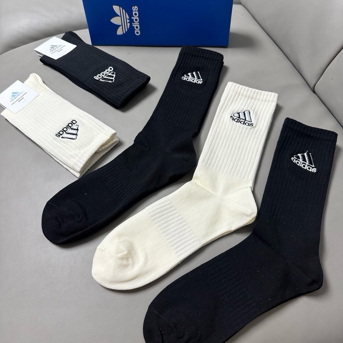 🆕Adidas · 阿迪达斯❗️新品女款长筒袜子，火爆全网的三叶草❗️☘万针刺绣️logo超级nice❗️❗️设计惊艳绝