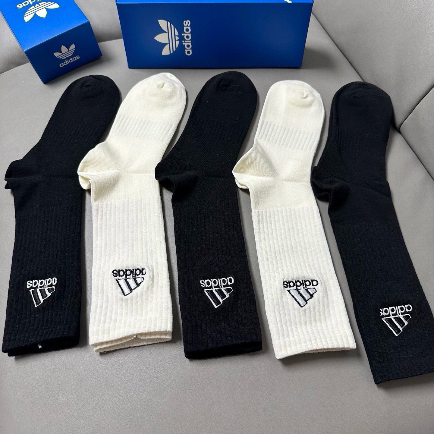 🆕Adidas · 阿迪达斯❗️新品女款长筒袜子，火爆全网的三叶草❗️☘万针刺绣️logo超级nice❗️❗️设计惊艳绝
