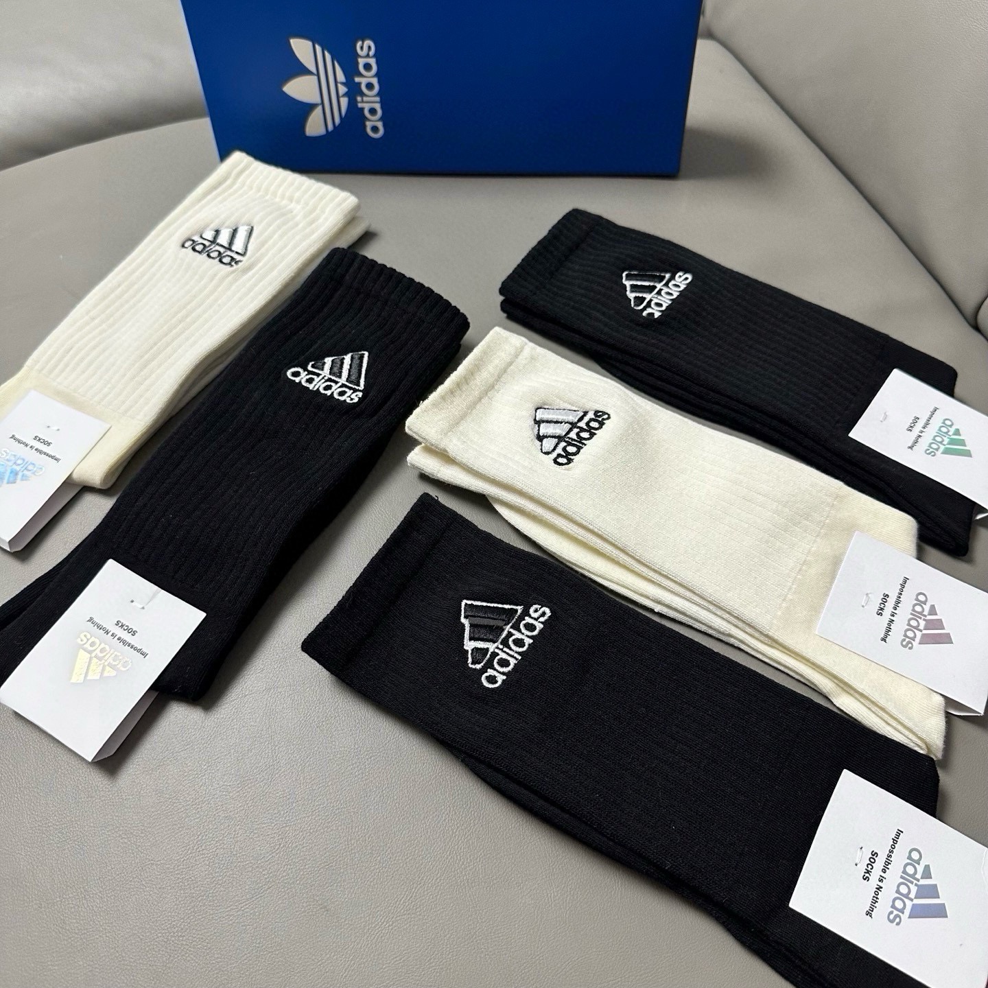 🆕Adidas · 阿迪达斯❗️新品女款长筒袜子，火爆全网的三叶草❗️☘万针刺绣️logo超级nice❗️❗️设计惊艳绝