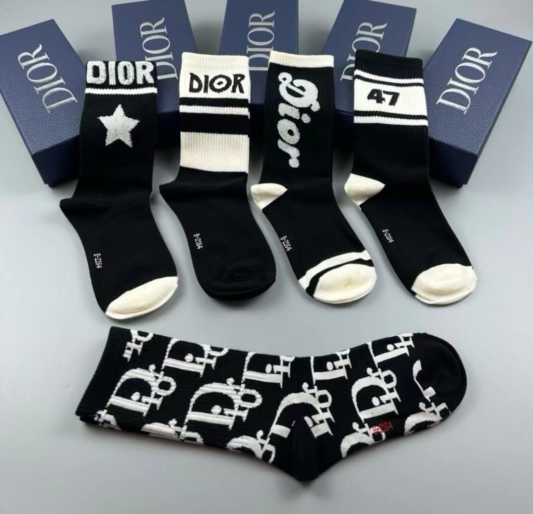 🆕Dior · 迪奥❗️D家新品女款中筒袜子❗️【一盒五双】纯棉材质，上脚柔软舒适，满满的老花经典logo，炒鸡nice
