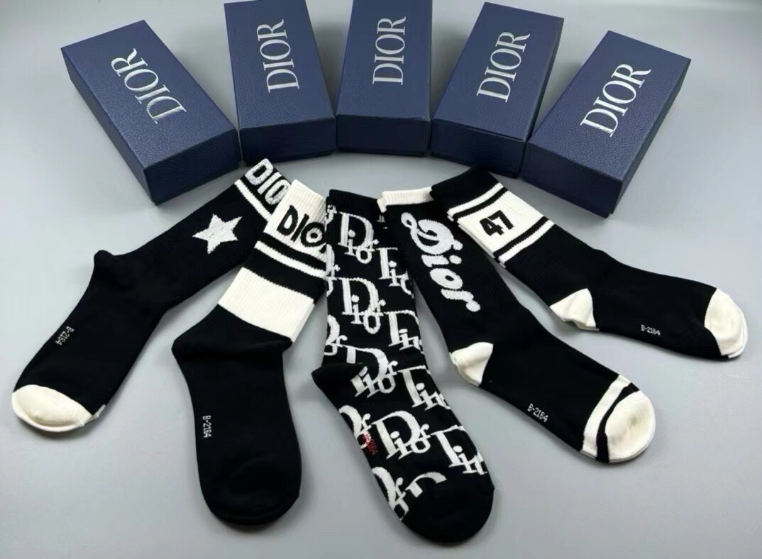 🆕Dior · 迪奥❗️D家新品女款中筒袜子❗️【一盒五双】纯棉材质，上脚柔软舒适，满满的老花经典logo，炒鸡nice