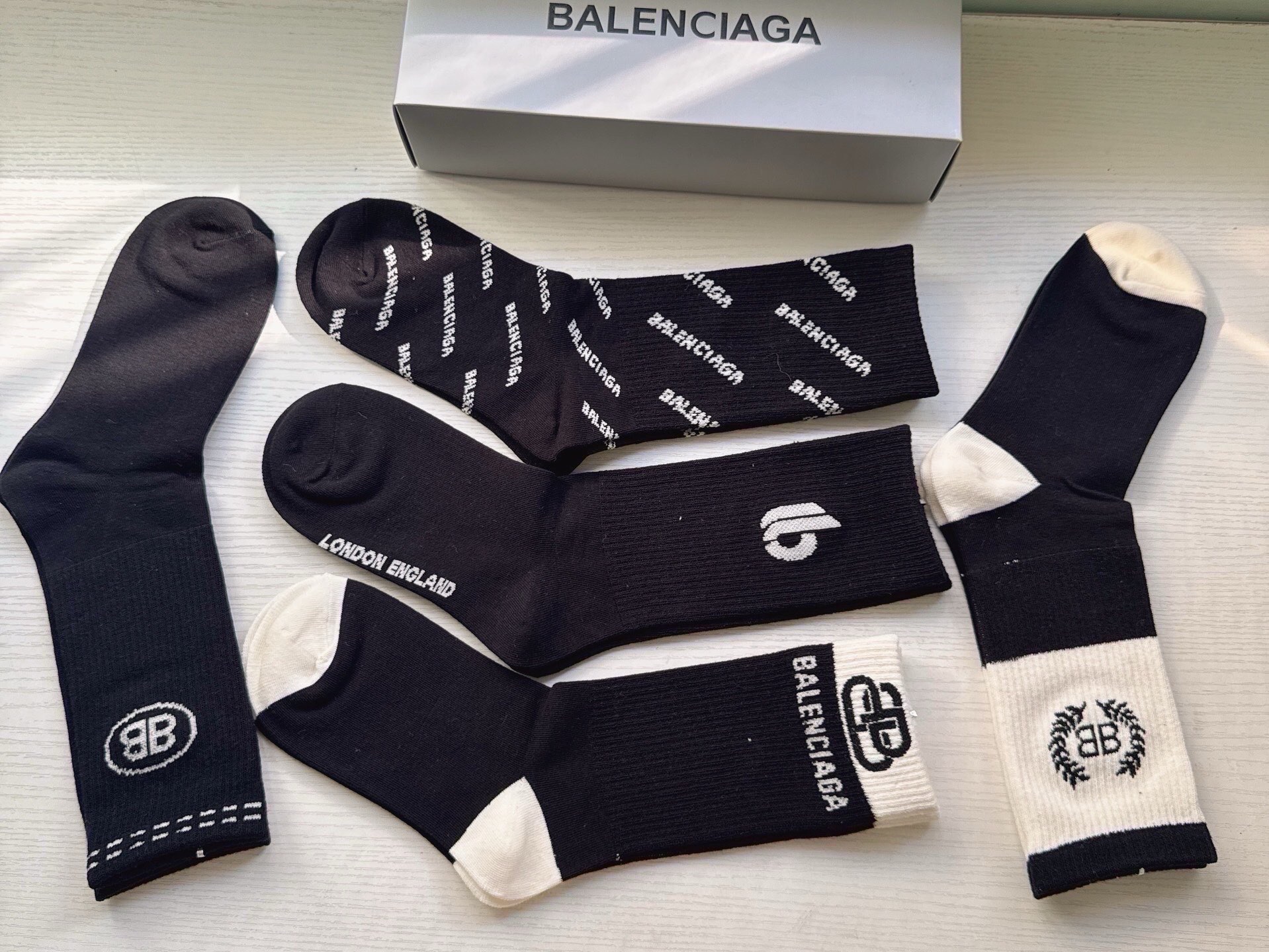 🆕BALENCIAGA · 巴黎世家❗️大巴黎新品女款长筒袜子❗️【一盒五双】纯棉材质织造，上脚柔软舒适，精挑细选的颜色