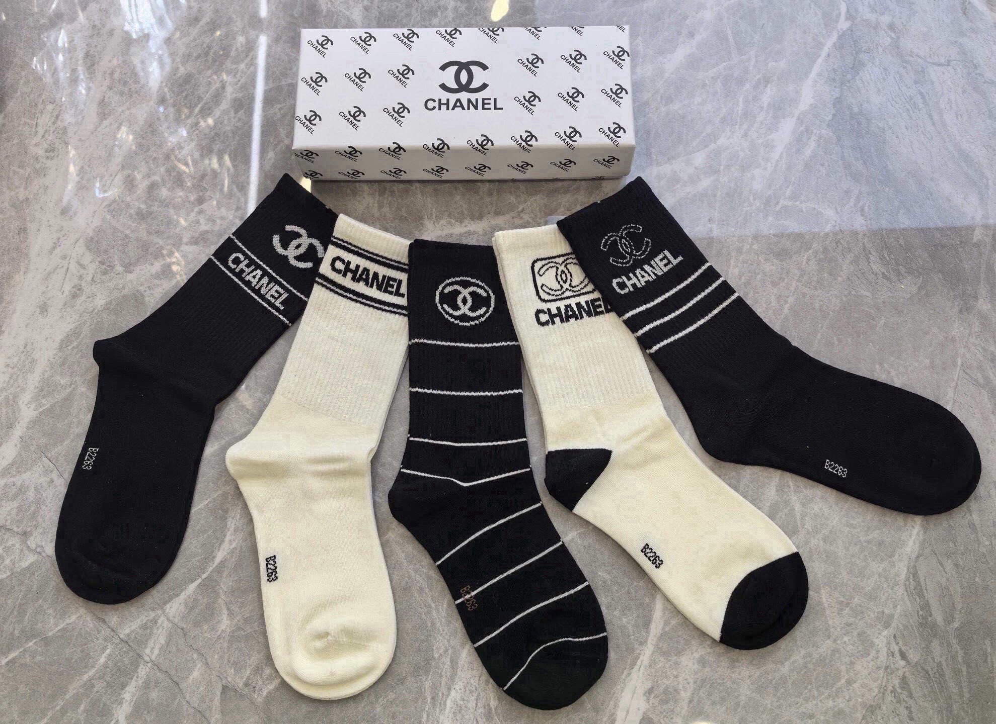 🆕CHANEL · 香奈儿❗️香奶奶家新品女款袜子❗️【一盒五双】纯棉材质，柔软舒适透气，提花经典品牌全称logo，炒鸡