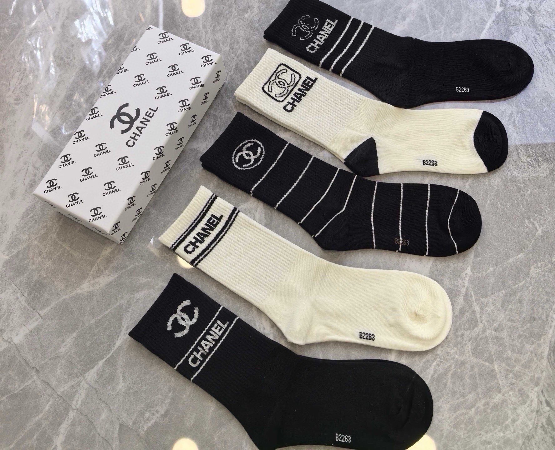 🆕CHANEL · 香奈儿❗️香奶奶家新品女款袜子❗️【一盒五双】纯棉材质，柔软舒适透气，提花经典品牌全称logo，炒鸡