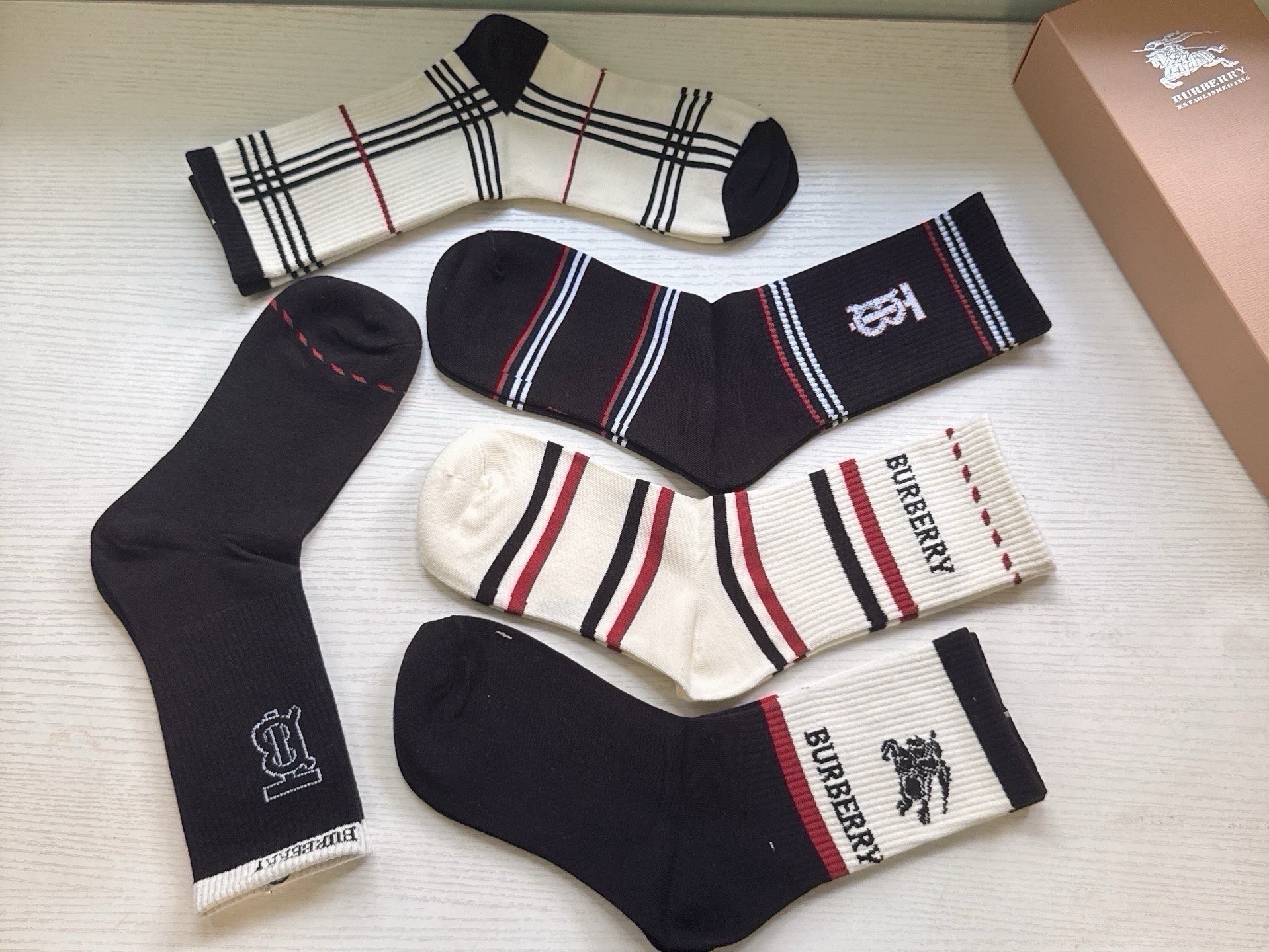 🆕Burberry · 巴宝莉❗️大B家新品女款长筒袜子❗️【一盒五双】格子设计搭配战马🐎logo，简单大气，实物超漂亮