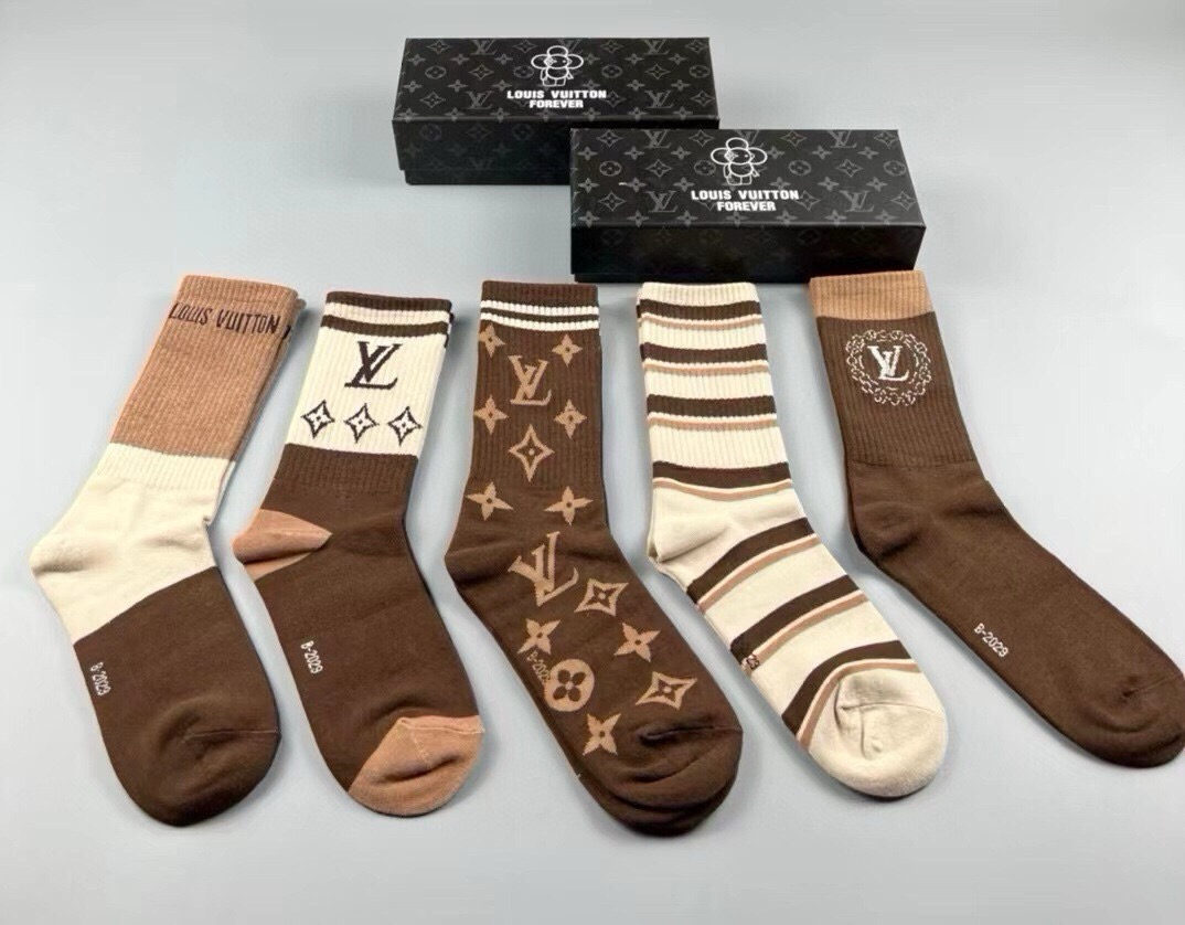 🆕Louis Vuitton · 路易威登❗️驴家新品女款高筒袜子❗️【一盒五双】纯棉材质，提花经典标志，柔软舒适透气，