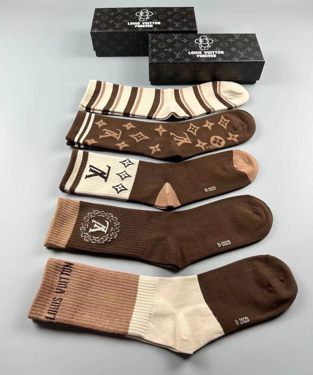 🆕Louis Vuitton · 路易威登❗️驴家新品女款高筒袜子❗️【一盒五双】纯棉材质，提花经典标志，柔软舒适透气，