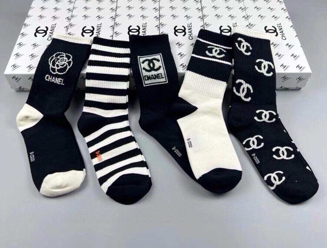 🆕CHANEL · 香奈儿❗️香奶奶家新品女款袜子❗️【一盒五双】纯棉材质，柔软舒适透气，提花经典品牌全称logo，炒鸡