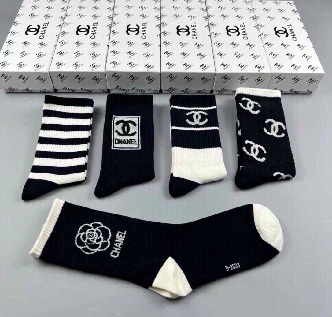 🆕CHANEL · 香奈儿❗️香奶奶家新品女款袜子❗️【一盒五双】纯棉材质，柔软舒适透气，提花经典品牌全称logo，炒鸡