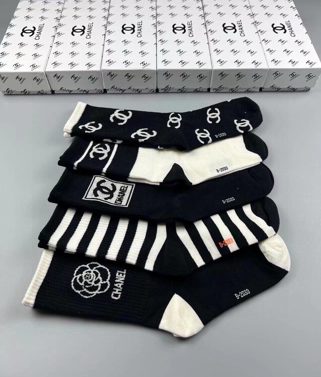 🆕CHANEL · 香奈儿❗️香奶奶家新品女款袜子❗️【一盒五双】纯棉材质，柔软舒适透气，提花经典品牌全称logo，炒鸡