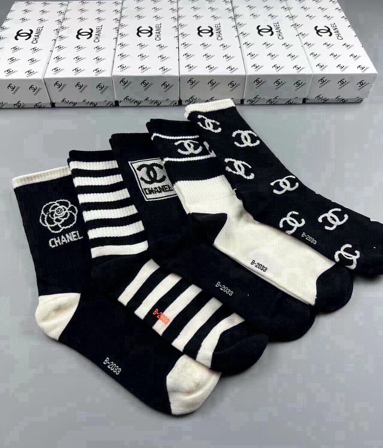 🆕CHANEL · 香奈儿❗️香奶奶家新品女款袜子❗️【一盒五双】纯棉材质，柔软舒适透气，提花经典品牌全称logo，炒鸡