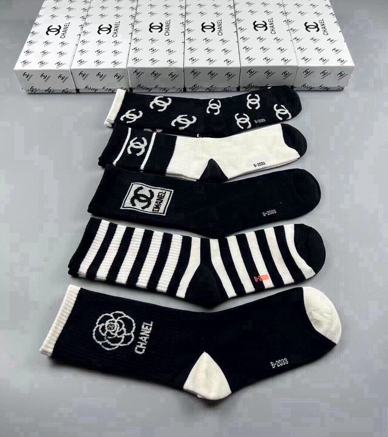 🆕CHANEL · 香奈儿❗️香奶奶家新品女款袜子❗️【一盒五双】纯棉材质，柔软舒适透气，提花经典品牌全称logo，炒鸡