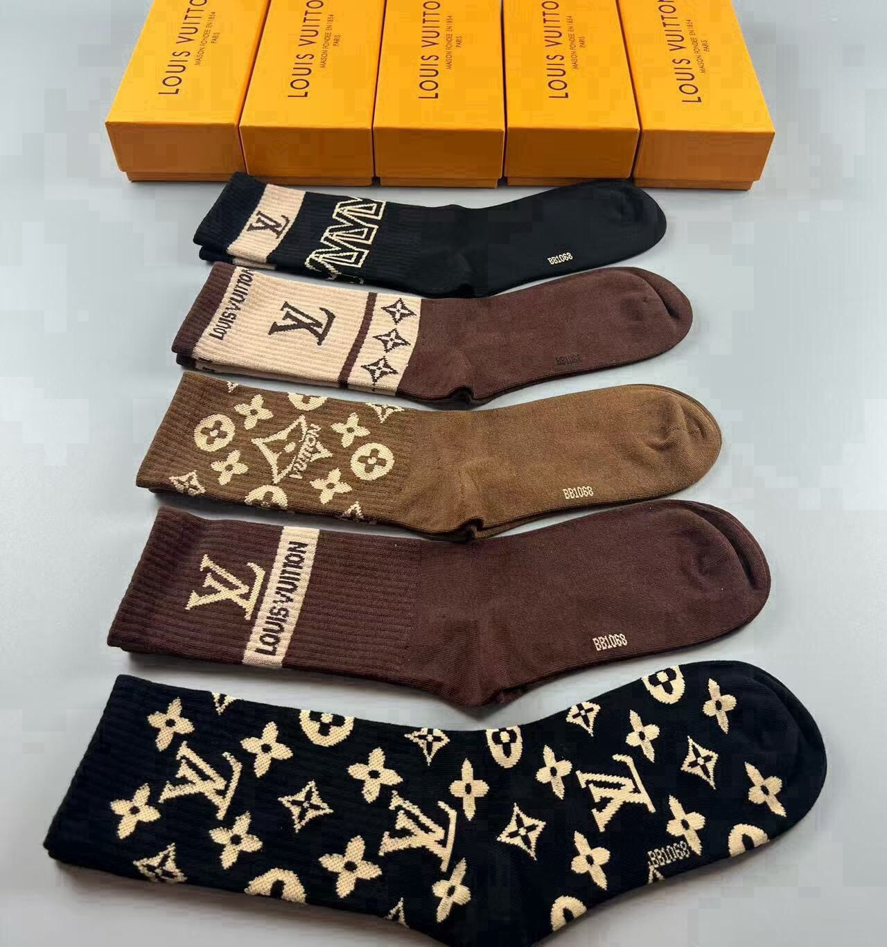 🆕Louis Vuitton · 路易威登❗️驴家新品高筒袜子❗️【一盒五双】纯棉材质，提花经典标志，柔软舒适透气，提花
