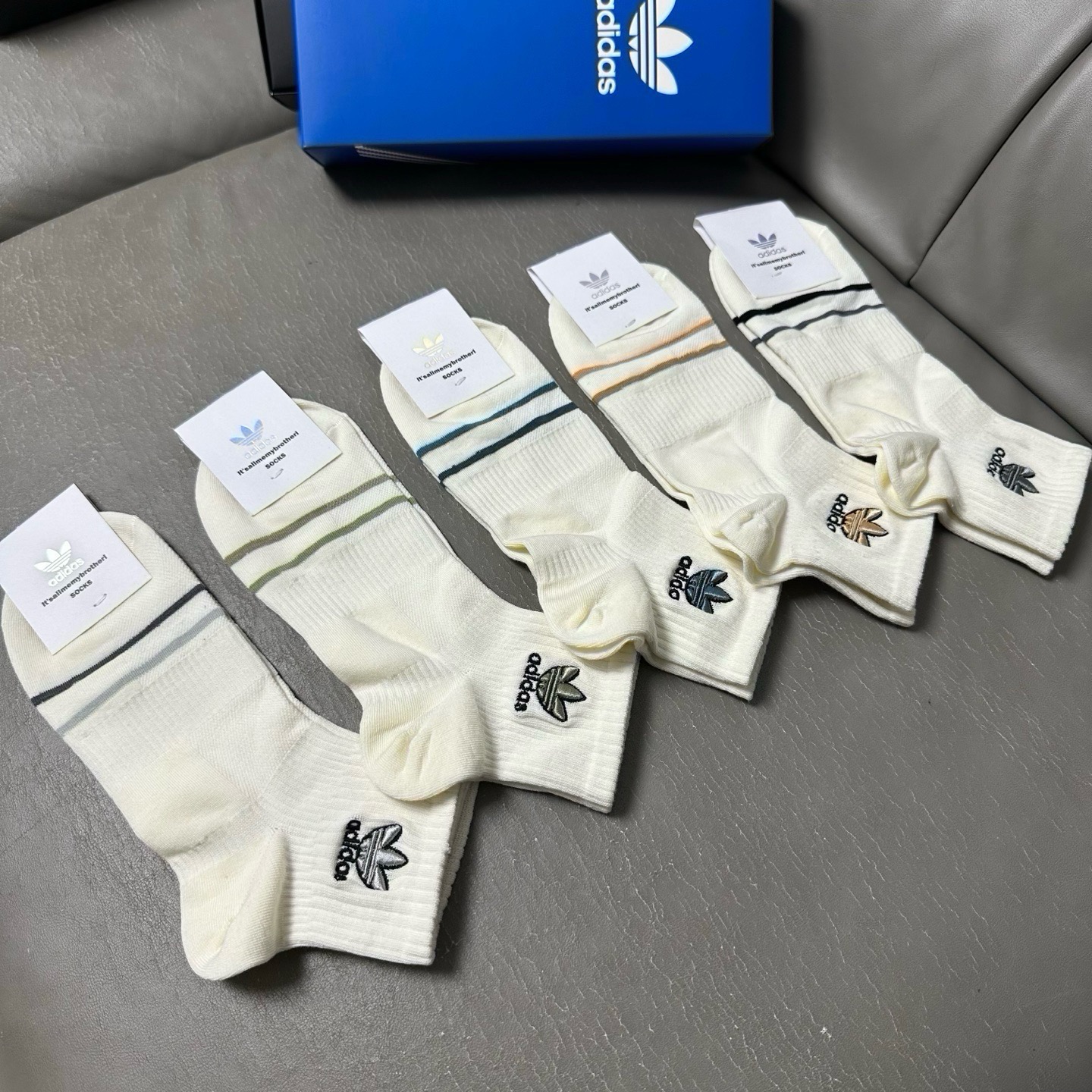 🆕Adidas · 阿迪达斯❗️三叶草新品中筒袜子☘️彩绣经典标志❗️ins今年超火爆元素单品❗️精梳棉材质，非常柔软舒