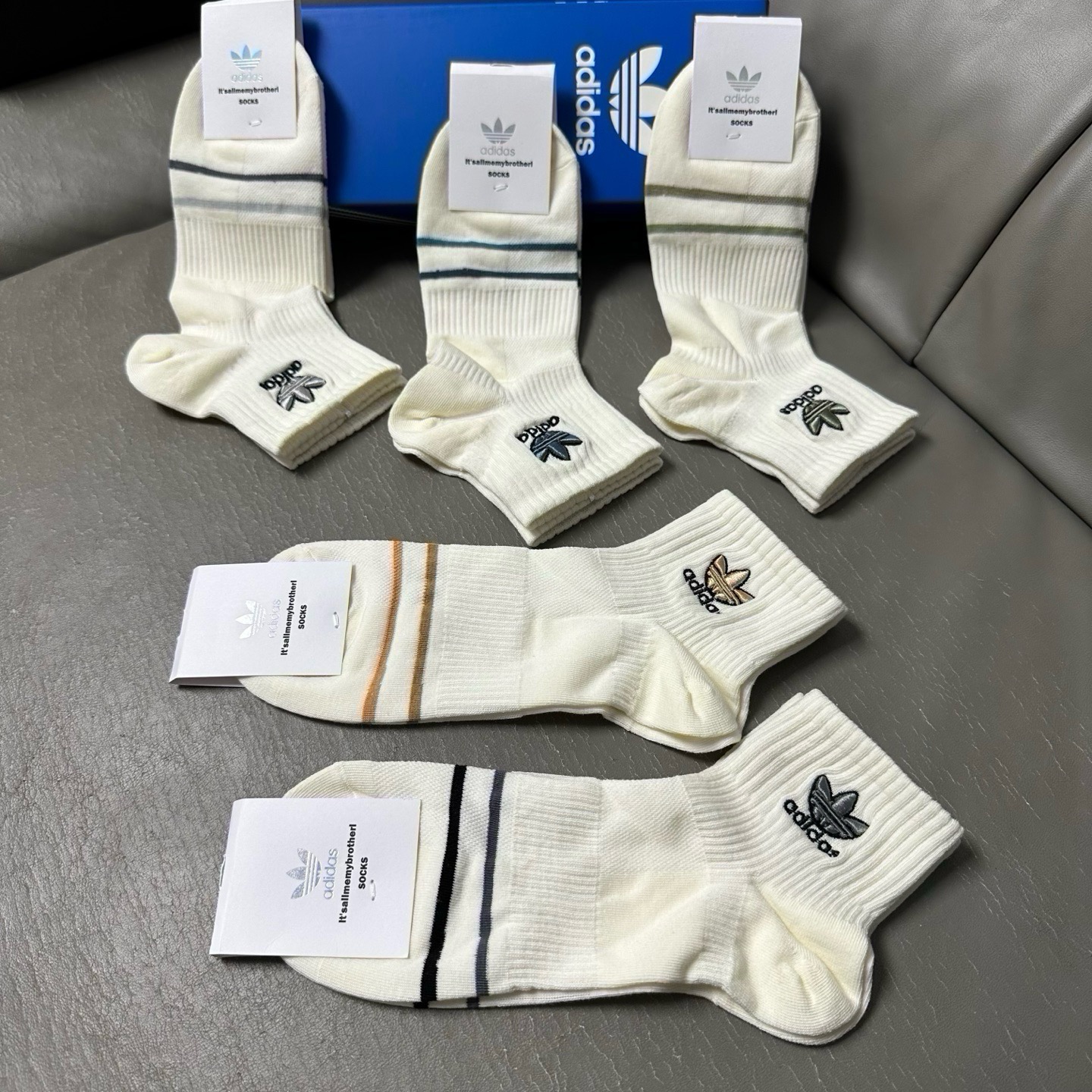 🆕Adidas · 阿迪达斯❗️三叶草新品中筒袜子☘️彩绣经典标志❗️ins今年超火爆元素单品❗️精梳棉材质，非常柔软舒