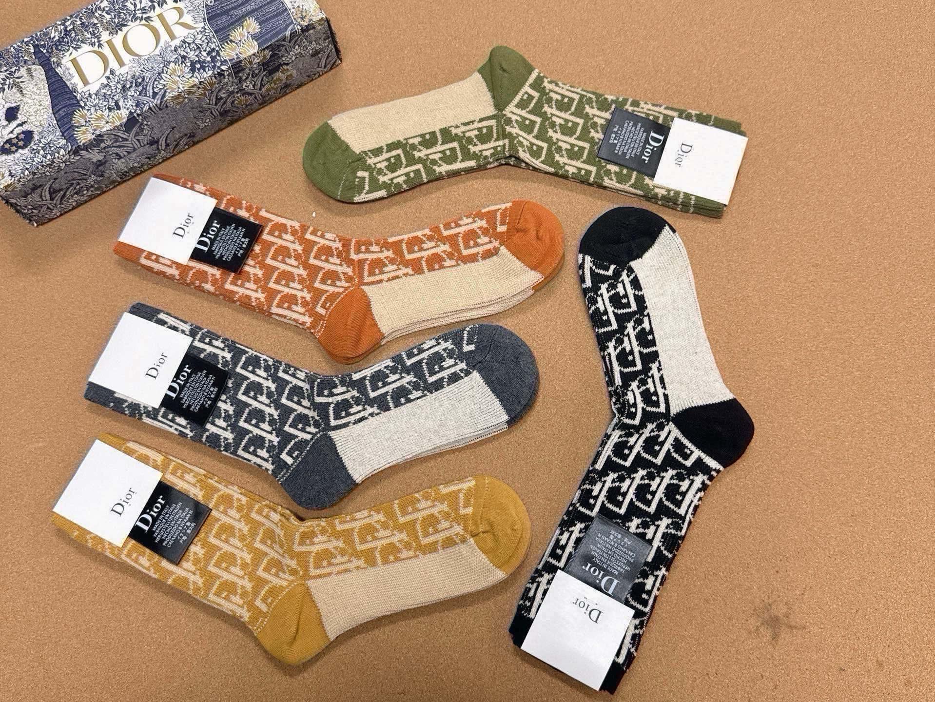 🆕Dior · 迪奥❗️D家长筒女款袜子❗️【一盒五双】超级经典的D家字母标志百看不厌❗️纯棉材质，双针双路织造，上脚透