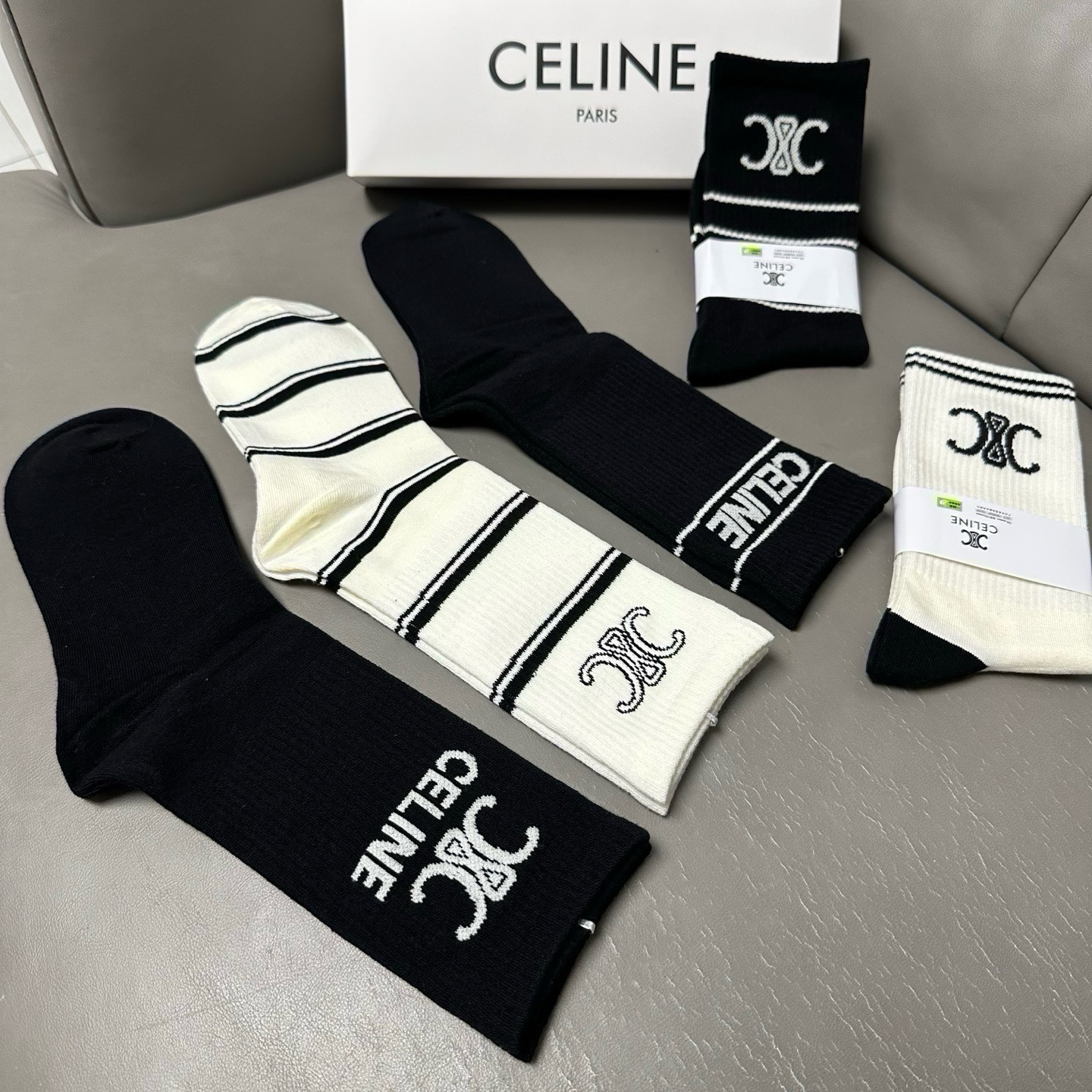 🆕Celine · 赛琳❗️CE家新品女款长筒袜子❗️【一盒五双】纯棉材质，柔软舒适透气，提花经典CE标志，大牌出街，潮