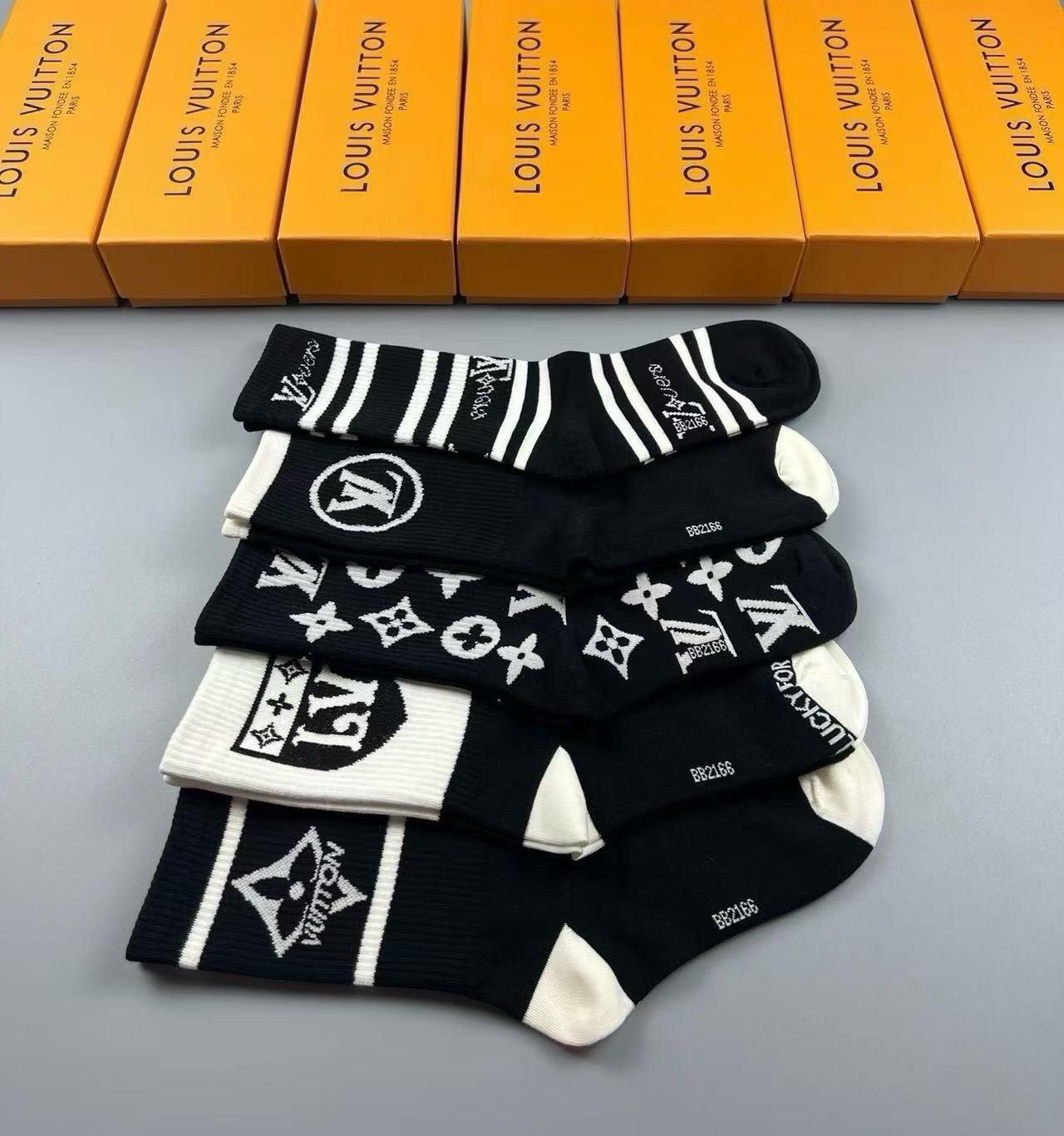 🆕Louis Vuitton · 路易威登❗️驴家新品高筒袜子❗️【一盒五双】纯棉材质，提花经典标志，柔软舒适透气，提花