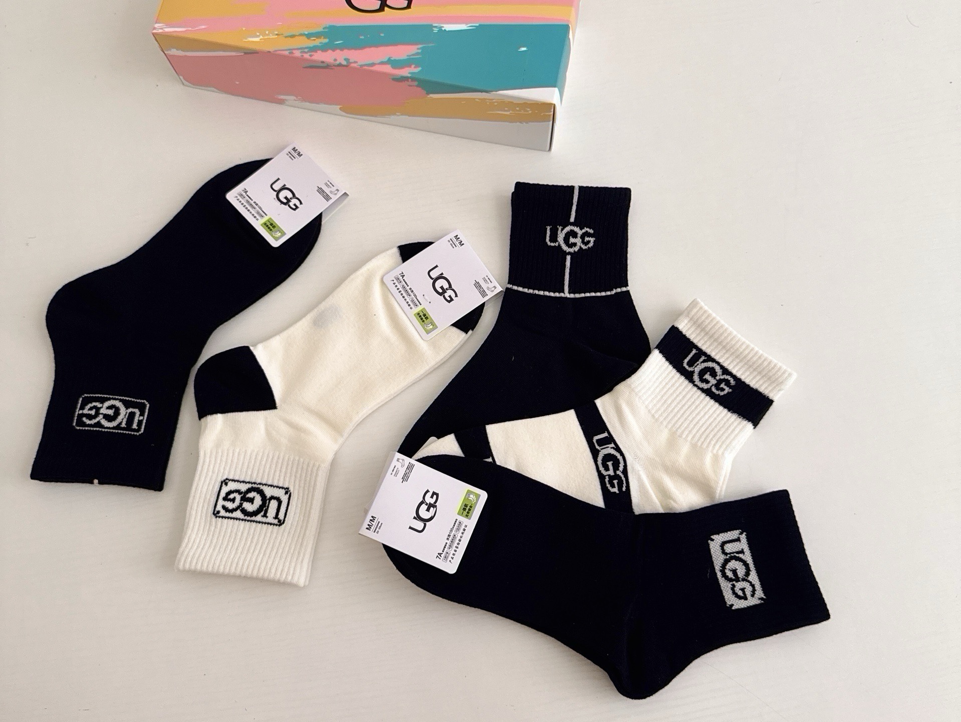 🆕 · UGG · ❗️UGG新品女款中筒袜子❗️【一盒五双】纯棉材质，柔软舒适透气，提花经典标志，炒鸡nice的款式，