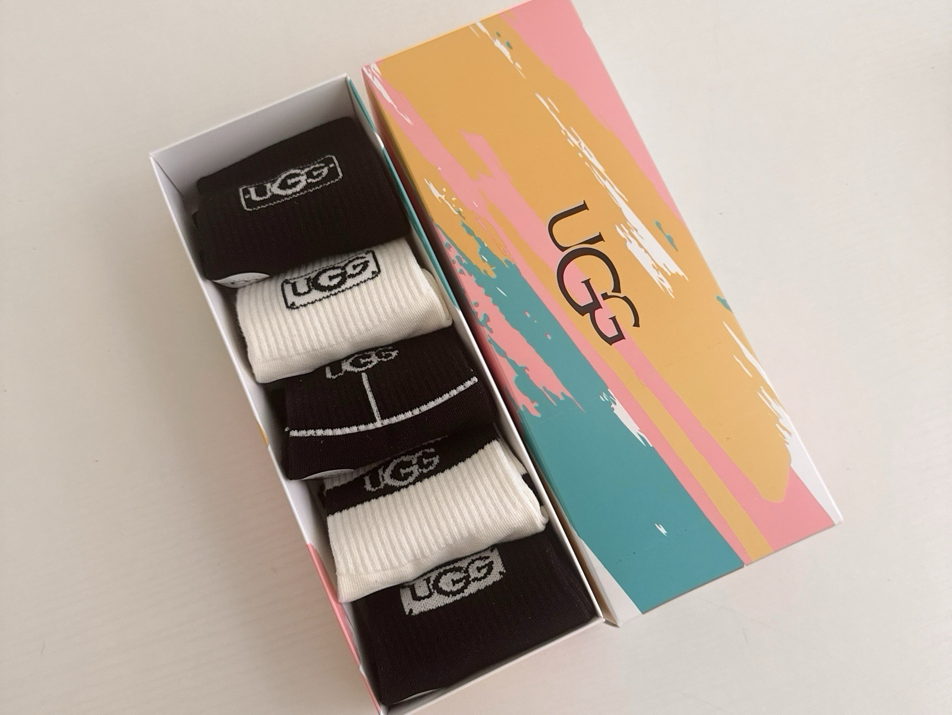 🆕 · UGG · ❗️UGG新品女款中筒袜子❗️【一盒五双】纯棉材质，柔软舒适透气，提花经典标志，炒鸡nice的款式，