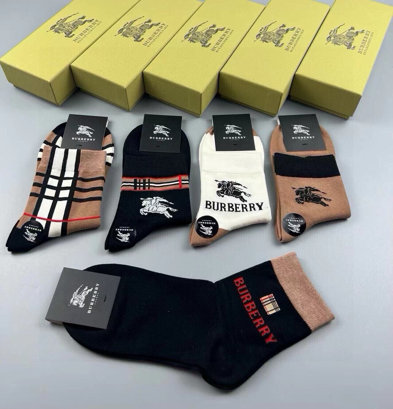 🆕Burberry · 巴宝莉❗️B家新品男款袜子❗️【一盒五双】纯棉材质织造，柔软舒适，提花经典品牌全称字母搭配永不落