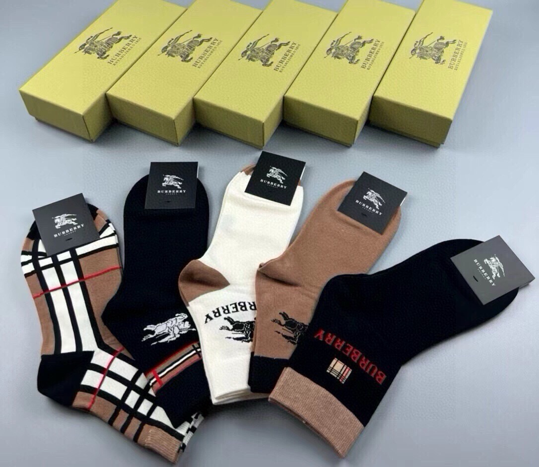 🆕Burberry · 巴宝莉❗️B家新品男款袜子❗️【一盒五双】纯棉材质织造，柔软舒适，提花经典品牌全称字母搭配永不落