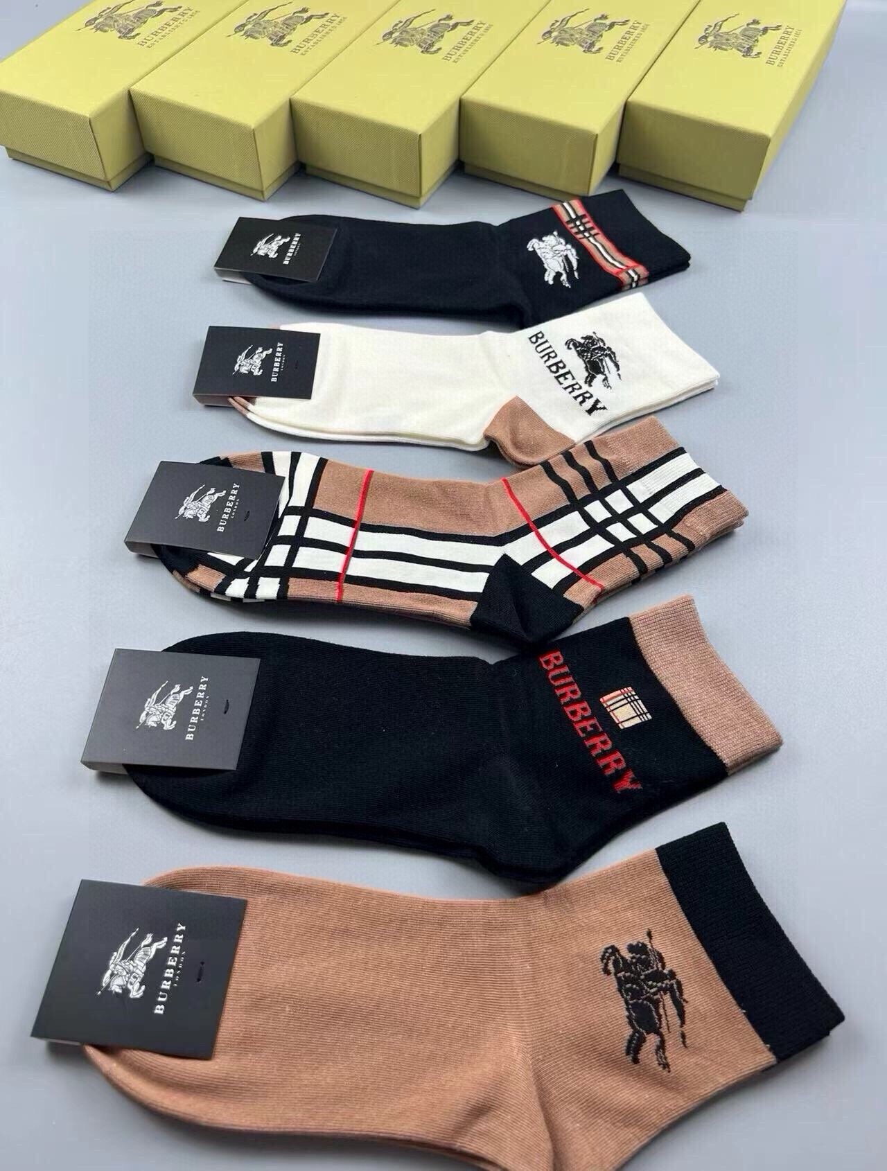 🆕Burberry · 巴宝莉❗️B家新品男款袜子❗️【一盒五双】纯棉材质织造，柔软舒适，提花经典品牌全称字母搭配永不落