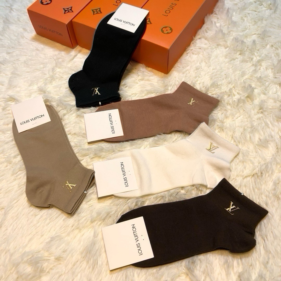 🆕 Louis Vuitton · 路易威登❗️大驴家新品女款袜子❗️【一盒五双】纯棉材质，柔软舒适，烫印经典LV标志，