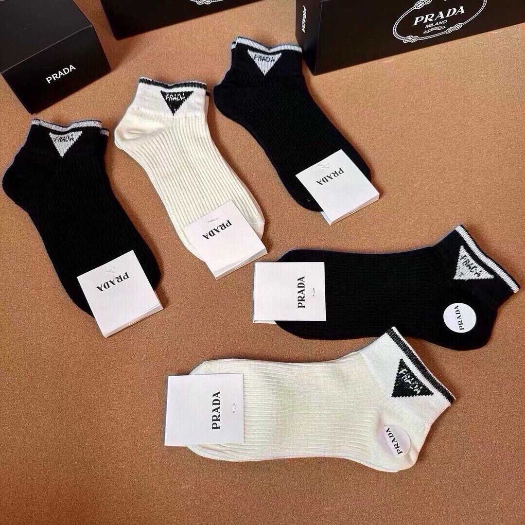 🆕PRADA · 普拉达新品袜子❗️【一盒五双】纯棉材质织造，提花经典标志，柔软舒适，大牌出街，潮人必备🔥超好搭❗️