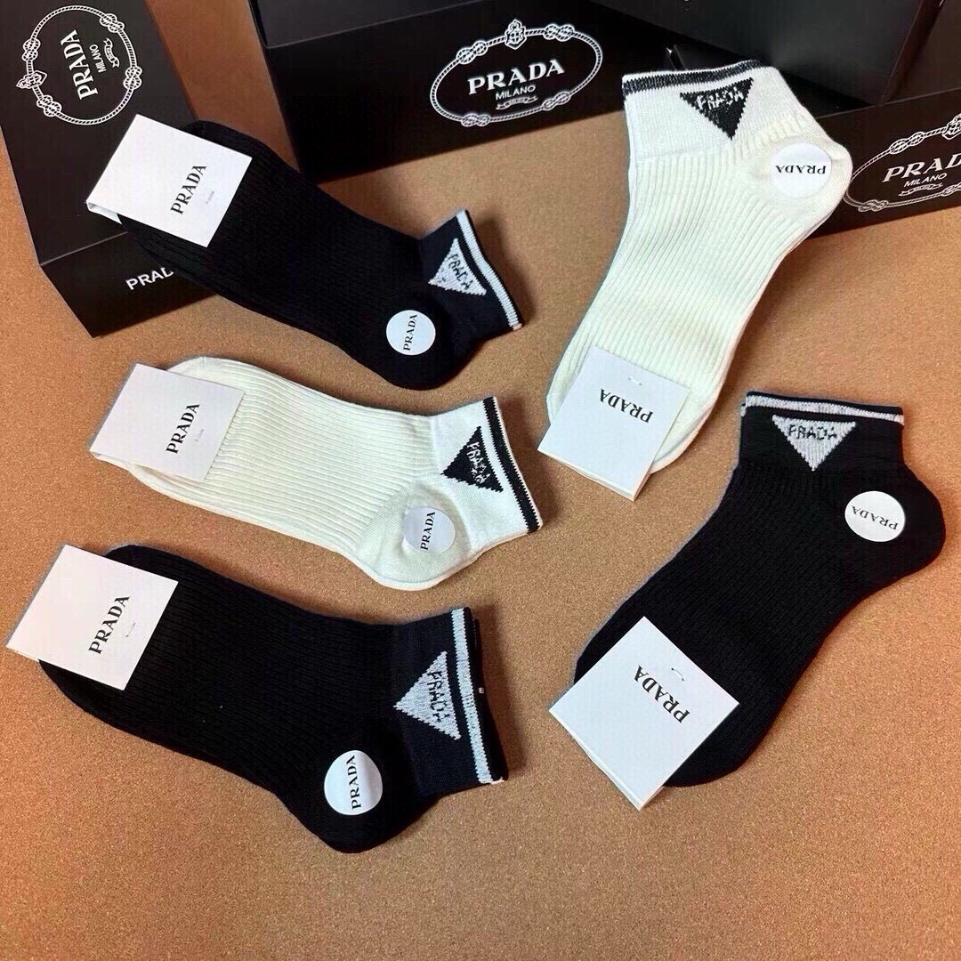 🆕PRADA · 普拉达新品袜子❗️【一盒五双】纯棉材质织造，提花经典标志，柔软舒适，大牌出街，潮人必备🔥超好搭❗️