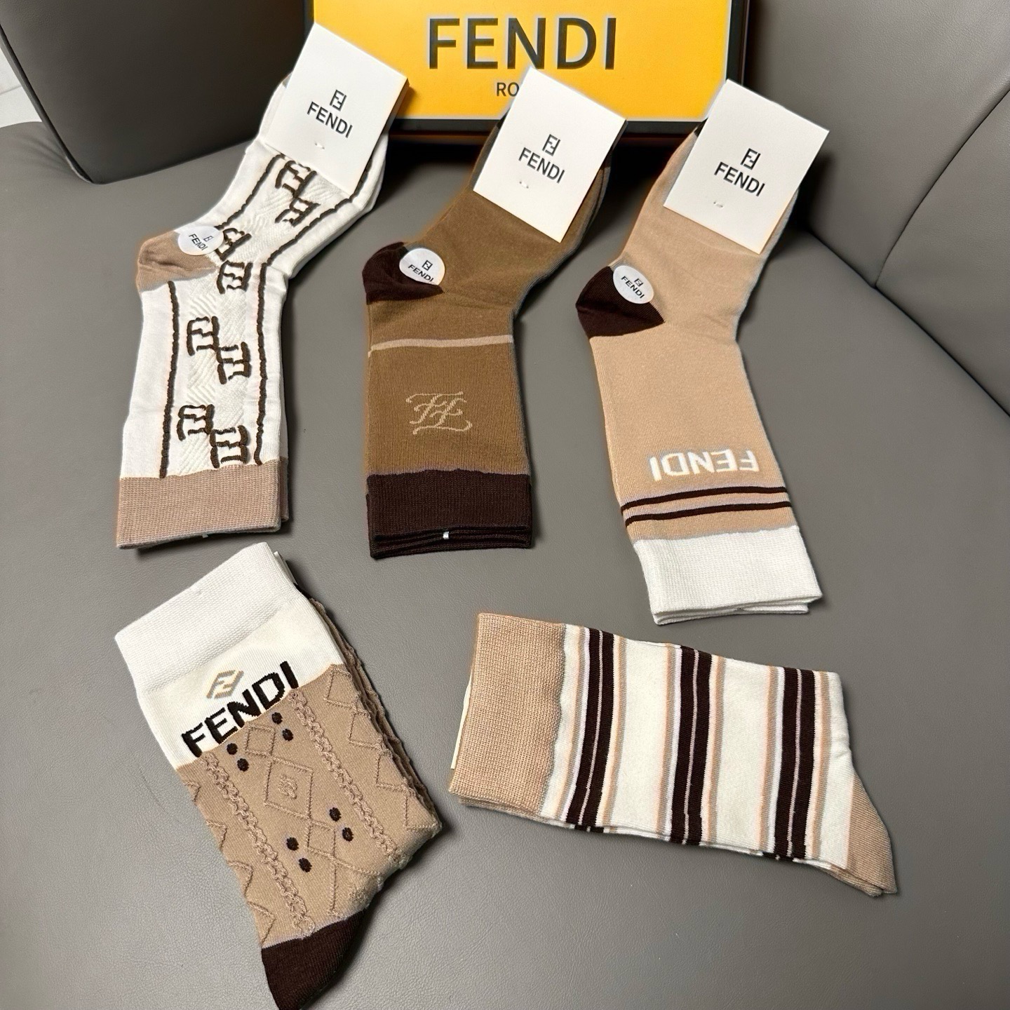 🆕FENDI · 芬迪❗️老佛爷家新品长筒袜子❗️【一盒五双】超级经典的双F标志，竹棉材质制造，透气舒适，超级nice❗