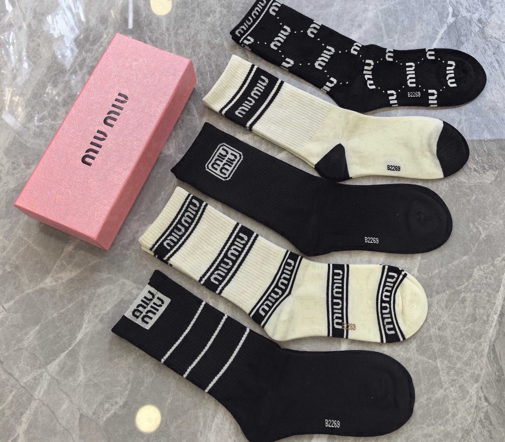 🆕 · Miumiu · ❗️缪缪新品女款袜子❗️【一盒五双】提花经典miumiu字母，透气柔软舒适，超火爆小单品，大牌