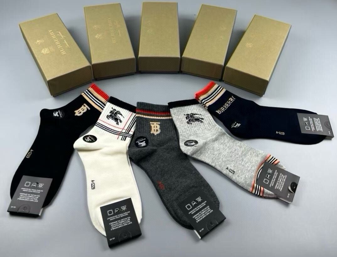🆕Burberry · 巴宝莉❗️B家新品男款袜子❗️【一盒五双】纯棉材质织造，柔软舒适，提花经典品牌全称字母搭配永不落