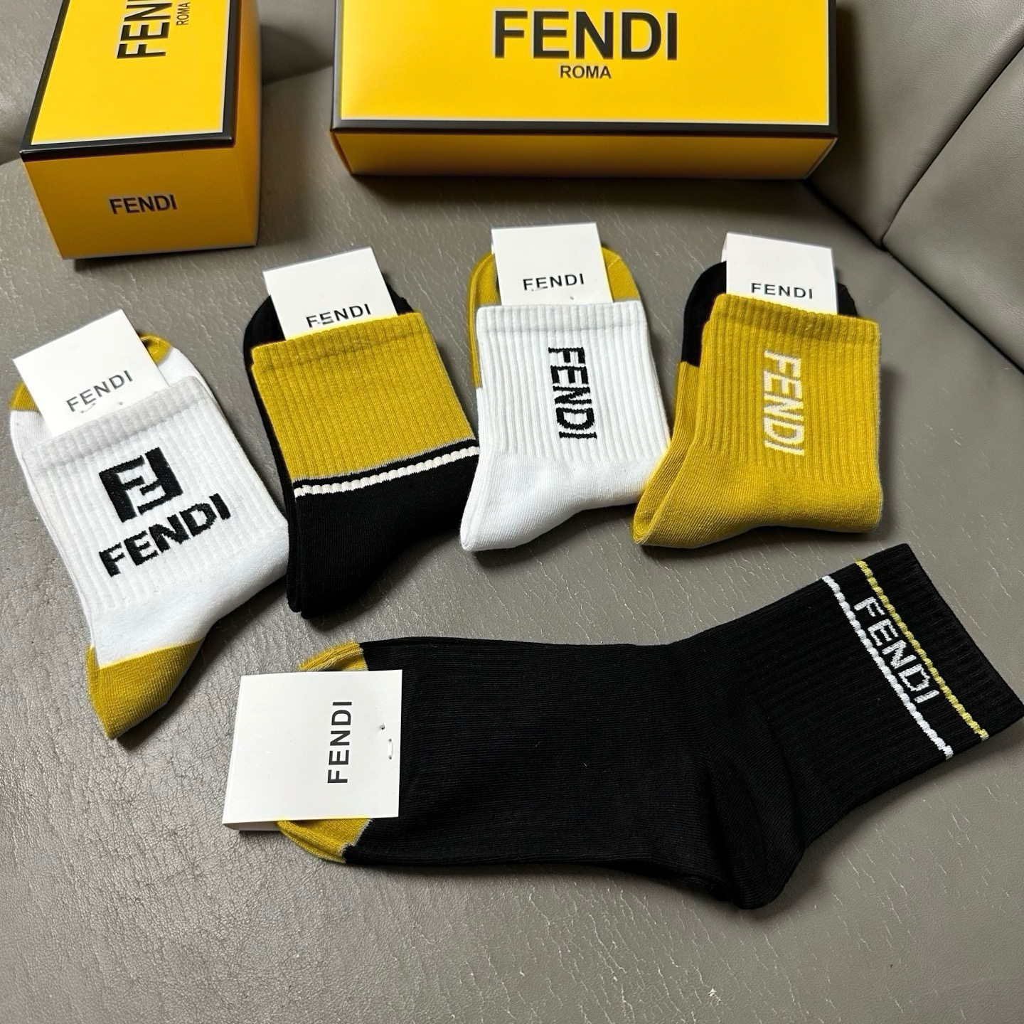 🆕FENDI · 芬迪❗️FF新品中筒女款袜子❗️【一盒五双】超级经典的双F标志，纯棉材质制造，透气舒适，超级nice❗