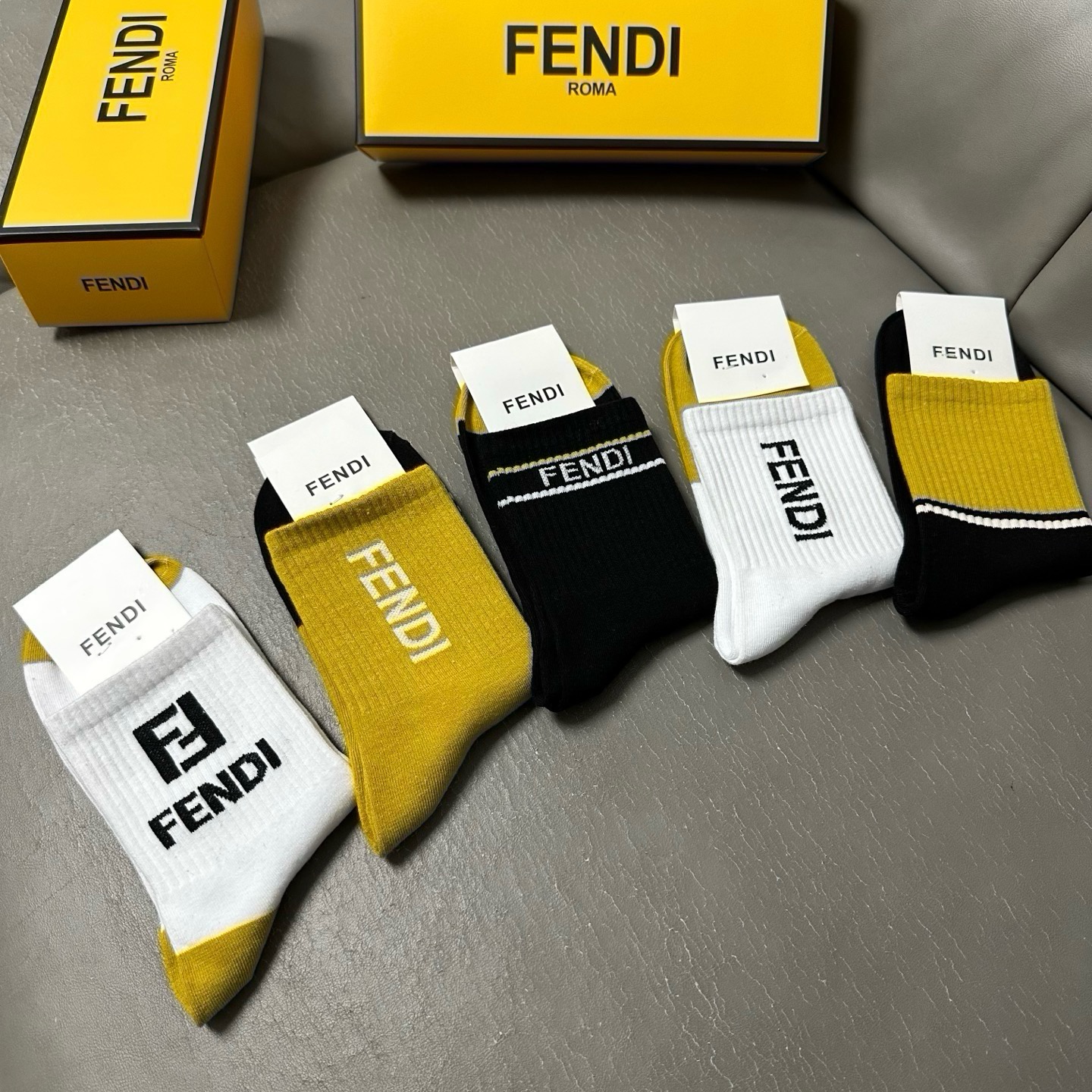🆕FENDI · 芬迪❗️FF新品中筒女款袜子❗️【一盒五双】超级经典的双F标志，纯棉材质制造，透气舒适，超级nice❗