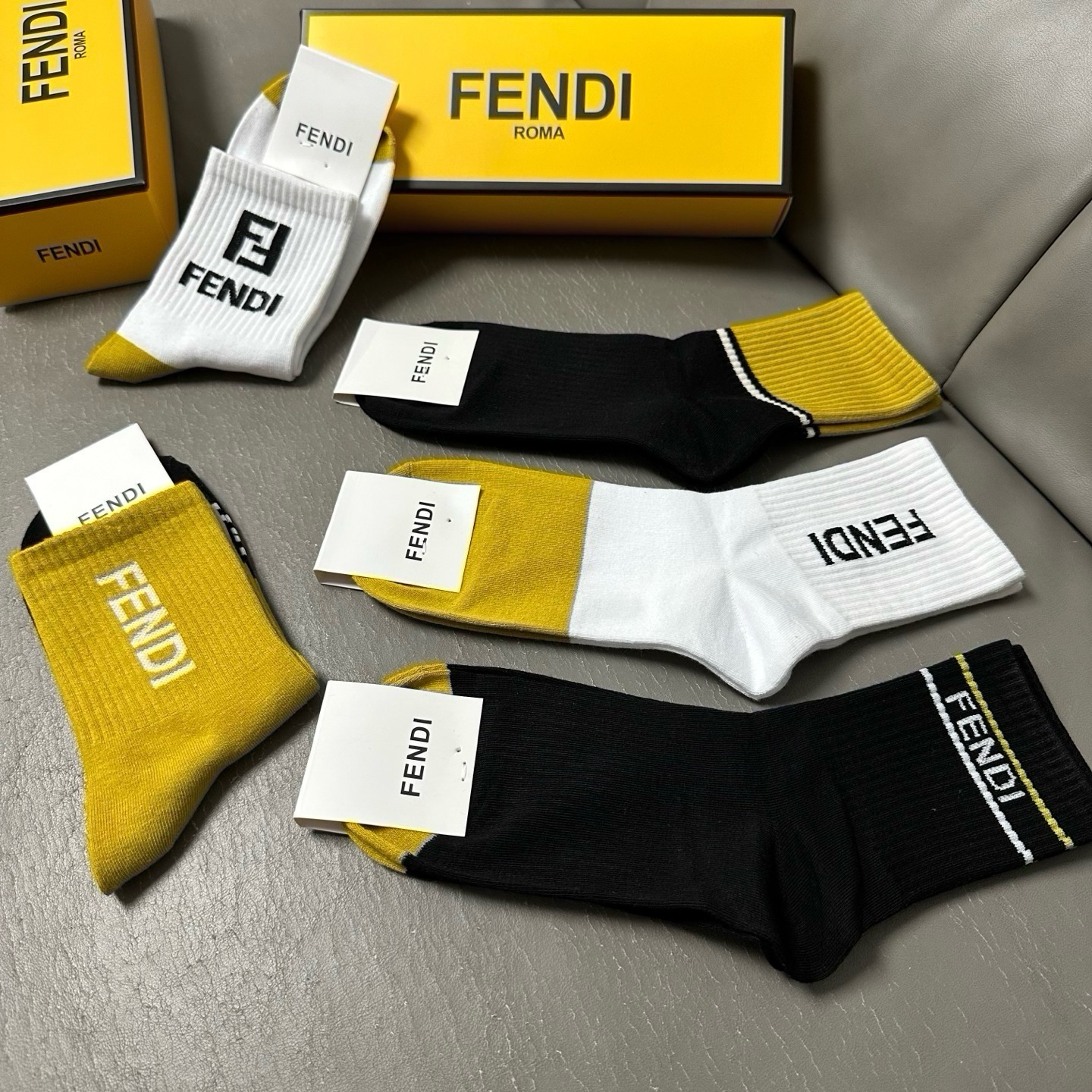 🆕FENDI · 芬迪❗️FF新品中筒女款袜子❗️【一盒五双】超级经典的双F标志，纯棉材质制造，透气舒适，超级nice❗