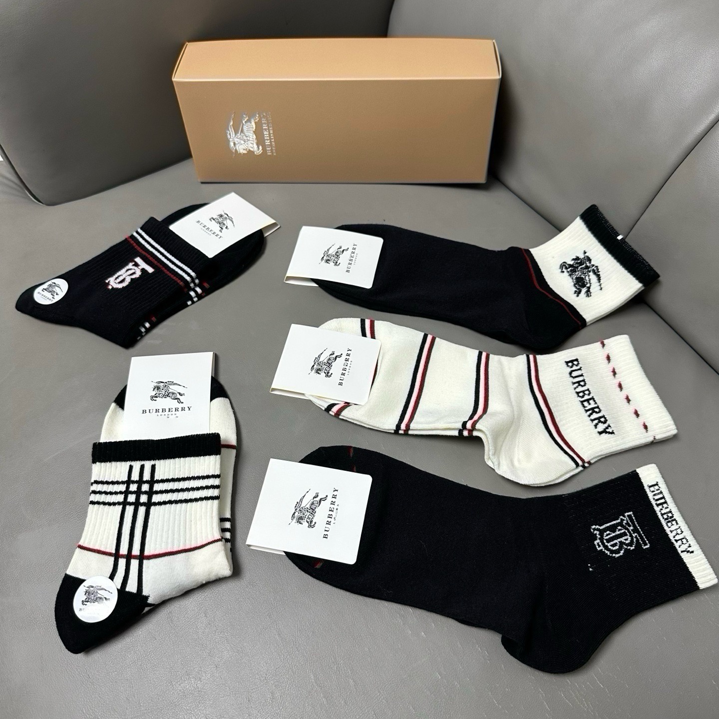 🆕Burberry · 巴宝莉❗️B家新品男款袜子❗️【一盒五双】纯棉材质织造，柔软舒适，提花经典品牌全称字母搭配永不落