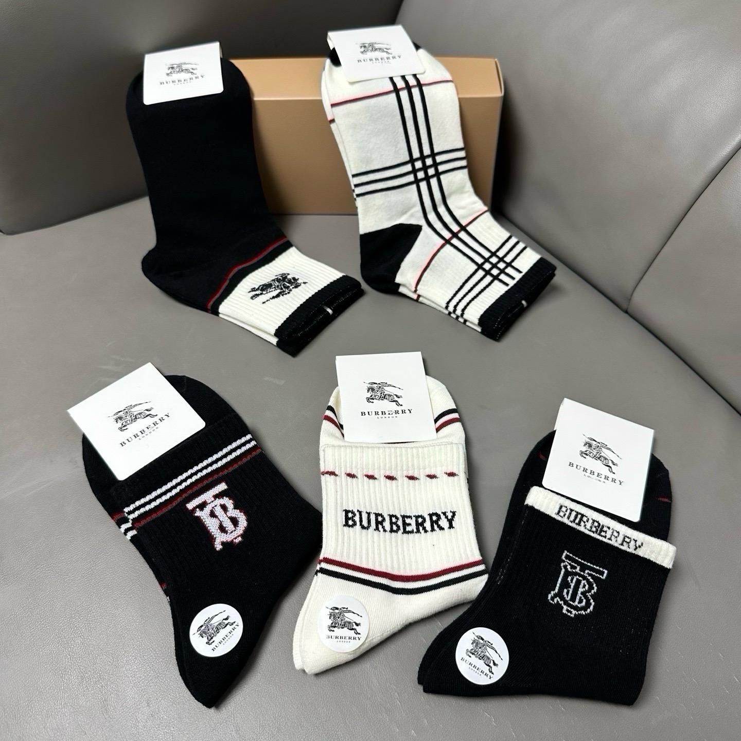 🆕Burberry · 巴宝莉❗️B家新品男款袜子❗️【一盒五双】纯棉材质织造，柔软舒适，提花经典品牌全称字母搭配永不落