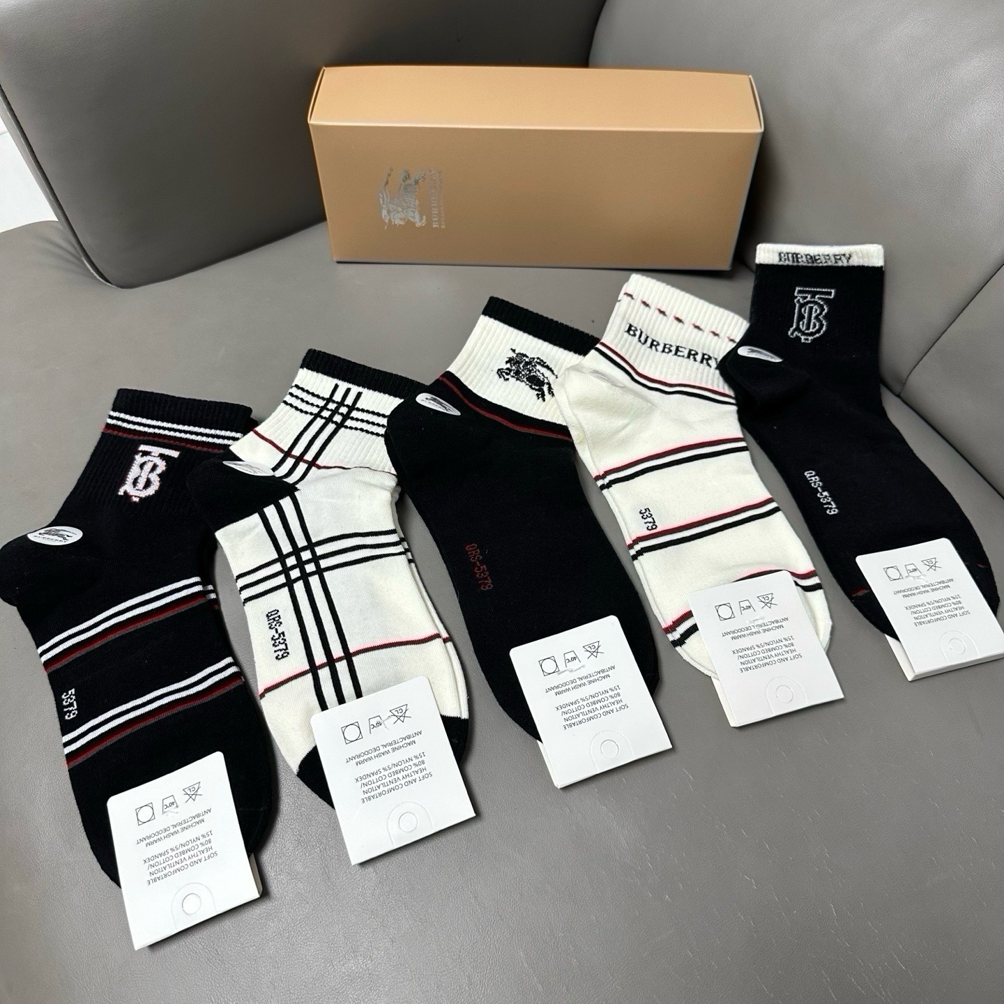 🆕Burberry · 巴宝莉❗️B家新品男款袜子❗️【一盒五双】纯棉材质织造，柔软舒适，提花经典品牌全称字母搭配永不落