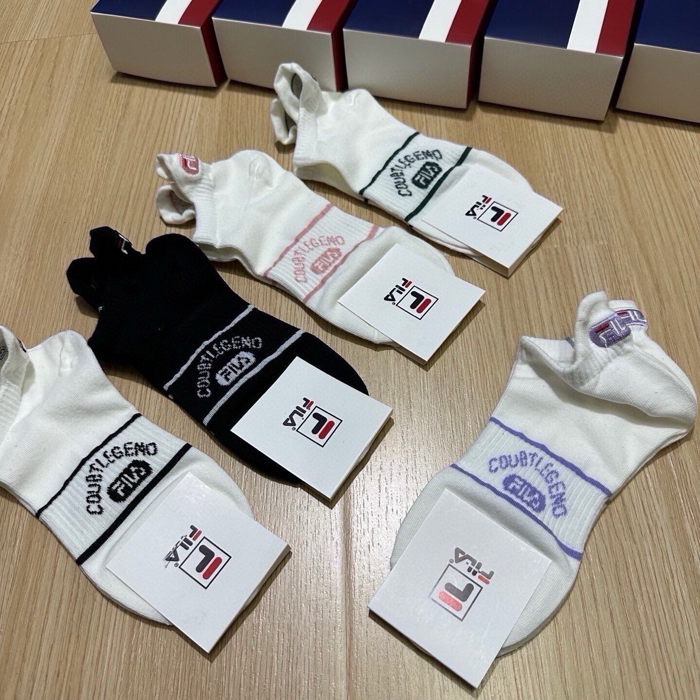 🆕FILA · 菲乐 · 新品女款袜子❗️【一盒五双】提花经典标志，超柔软舒适，超火爆小单品，大牌出街，潮人必备🔥超好搭